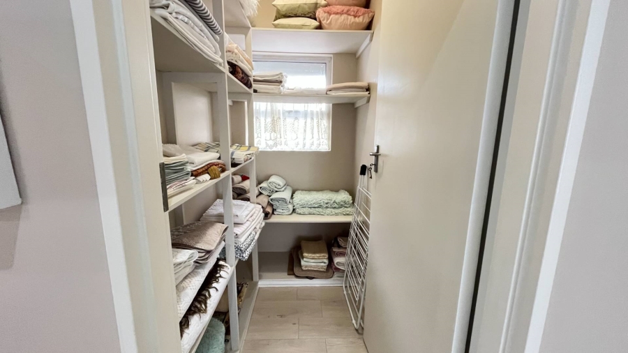 4 Bedroom Property for Sale in Hartenbos Central Western Cape